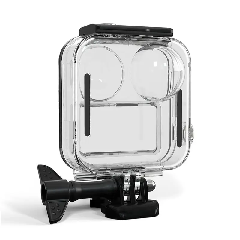 Boîtier étanche GoPro Max immergé dans l'eau, démontrant sa protection optimale contre les éclaboussures