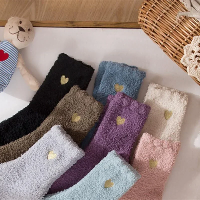 Dicke bedruckte Liebessocken für Damen – warme Wintersocken, niedliche, lässige Plüsch-Schlafsocken für Zuhause, flauschige Korallen-Fußwärmer – Detail 3