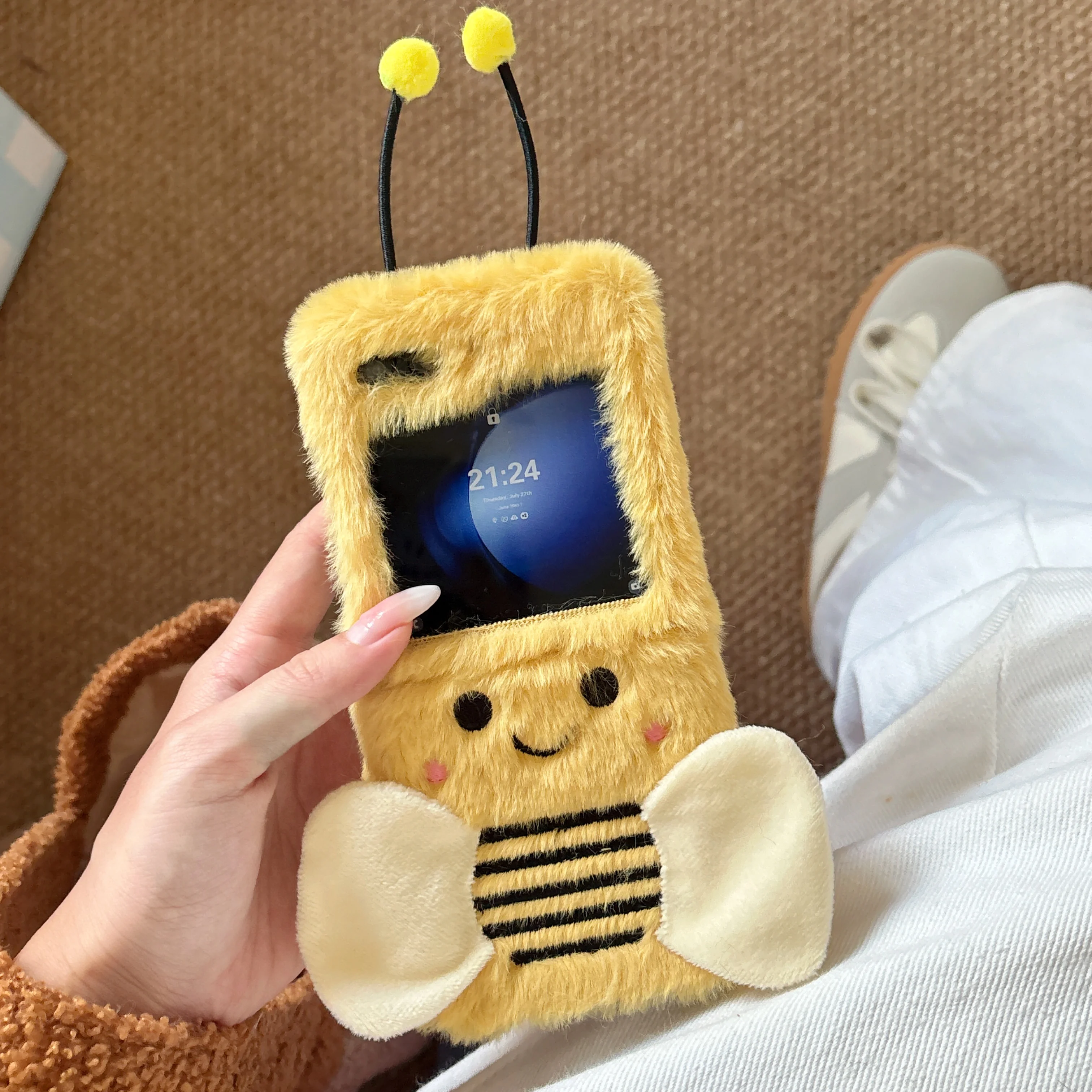 Charming Plush Embroidered Cartoon Yellow Bees Phone Case Flip Cover
