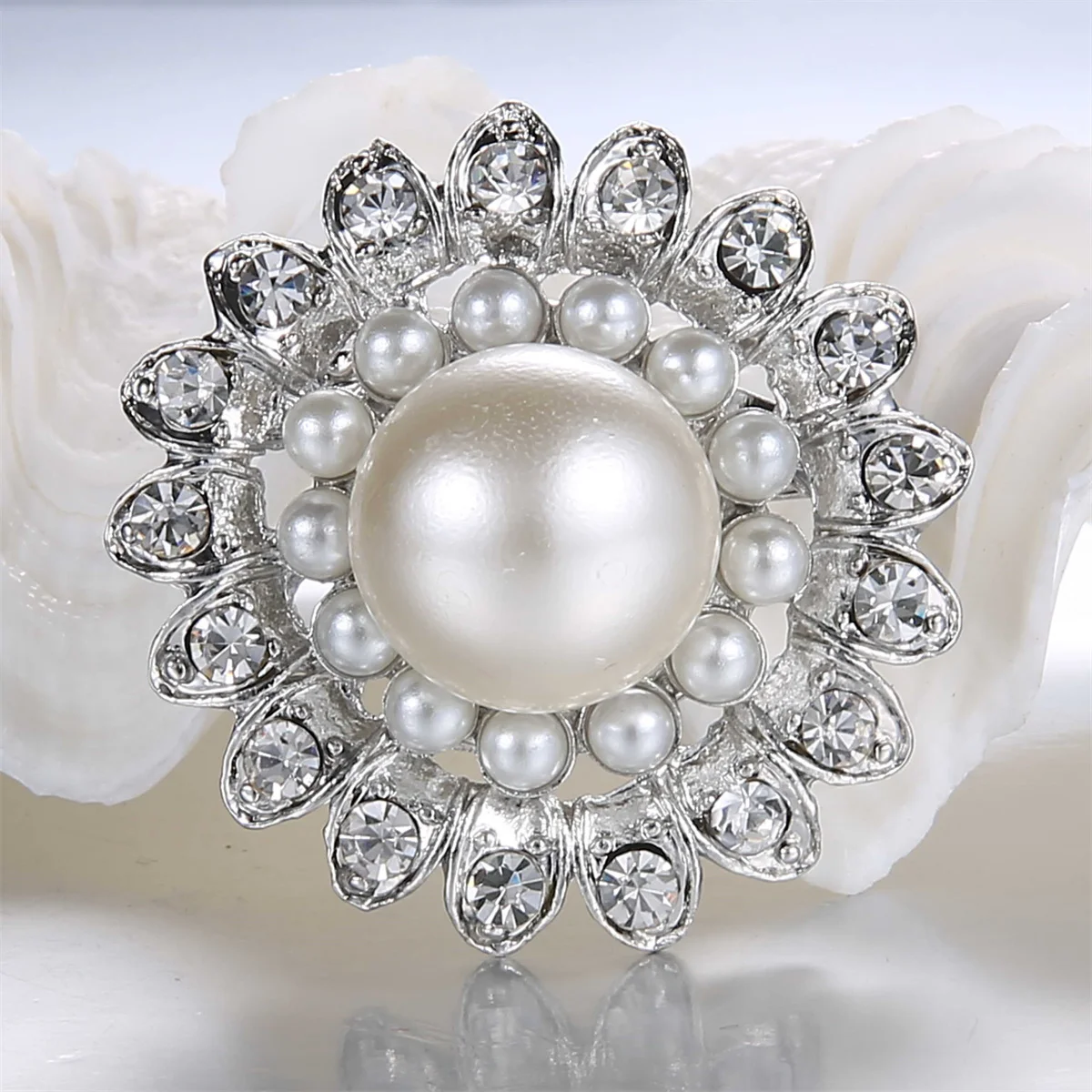 Brooches Exquisite Imitation Pearl Rhinestone Flower For Women Elegant Circle Wreath Leaf Lapel Pins Wedding Decoration Jewelry