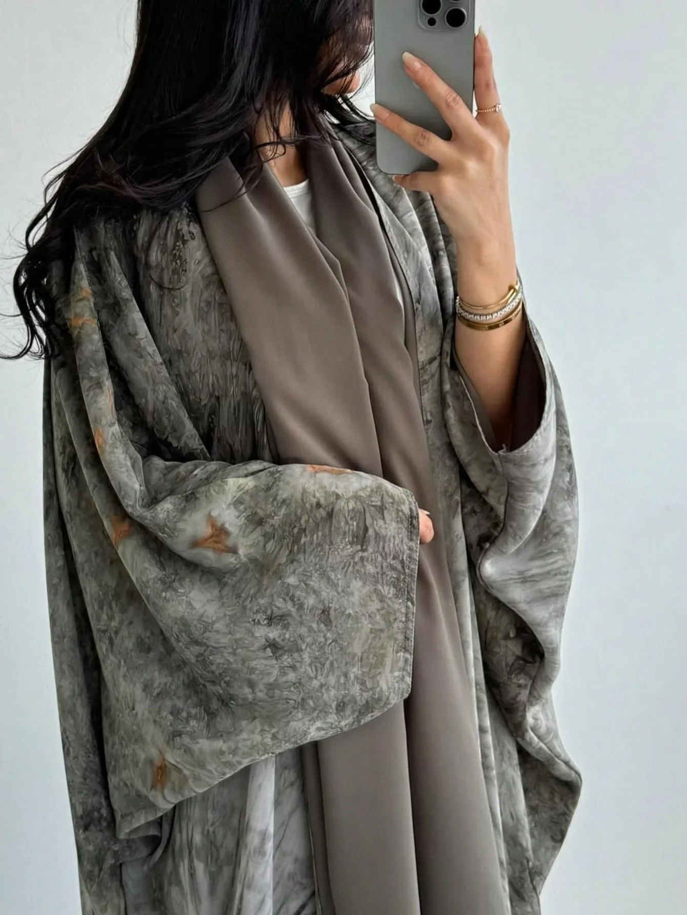 عباية رمادي رخامي – أناقة هادئة بلمسة عصرية