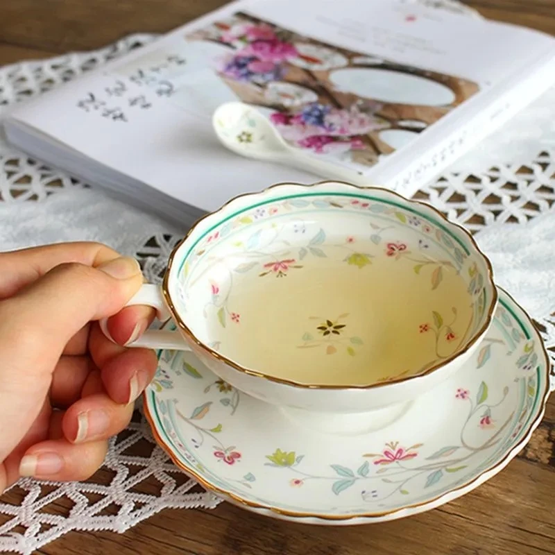 Ceramic Coffee Cup Set European-style Bone china Black Tea cup Saucer Small Luxury Home Ladies Afternoon Tea cup Flower set coffee cup saucer set