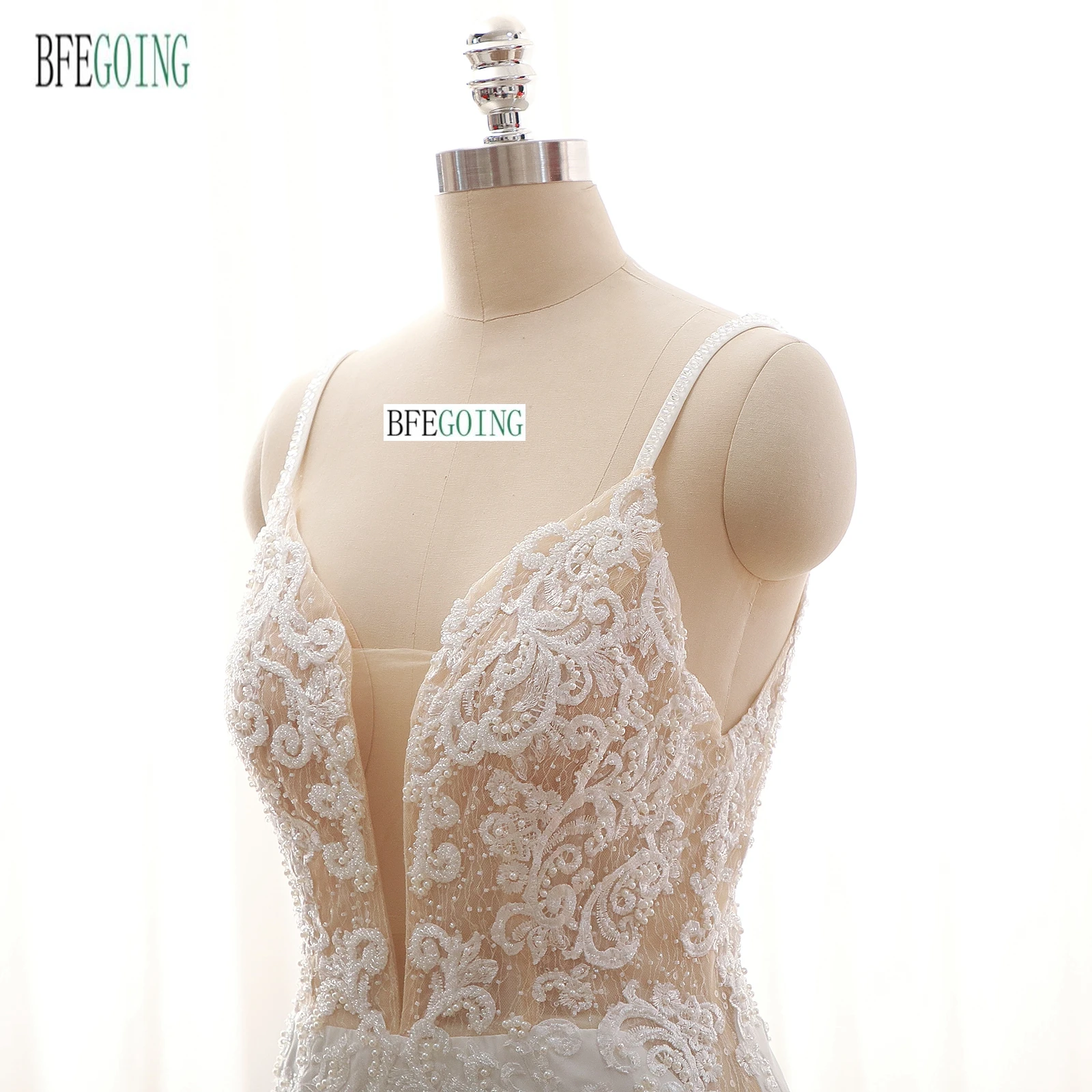 Luxurious Lace Appliques Beading Mermaid /Trumpet Wedding Dresses Chapel Train Custom Made Floor-Length V-Neck Spaghetti Straps