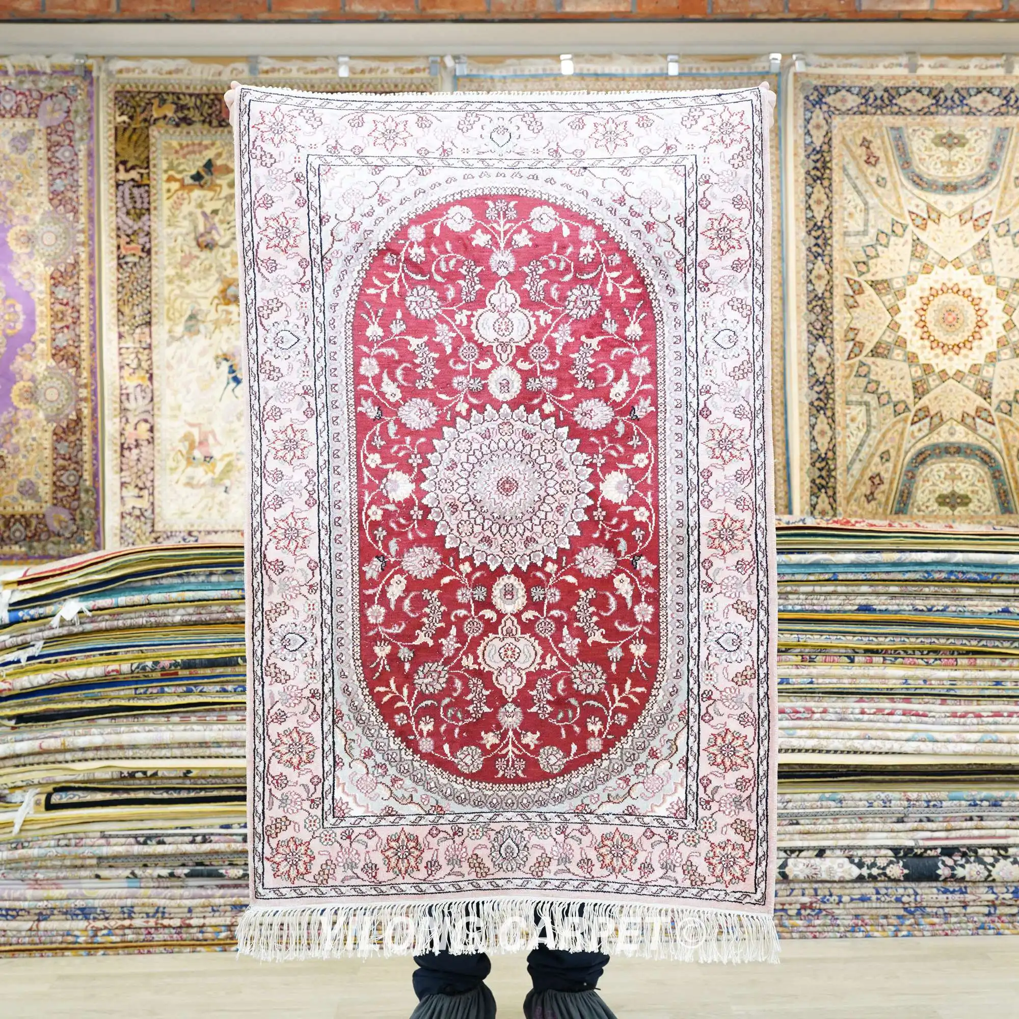 

Классический персидский медальон 76x122 см, шелковый ковер ручной работы, красный изысканный ковер (YHW170B)