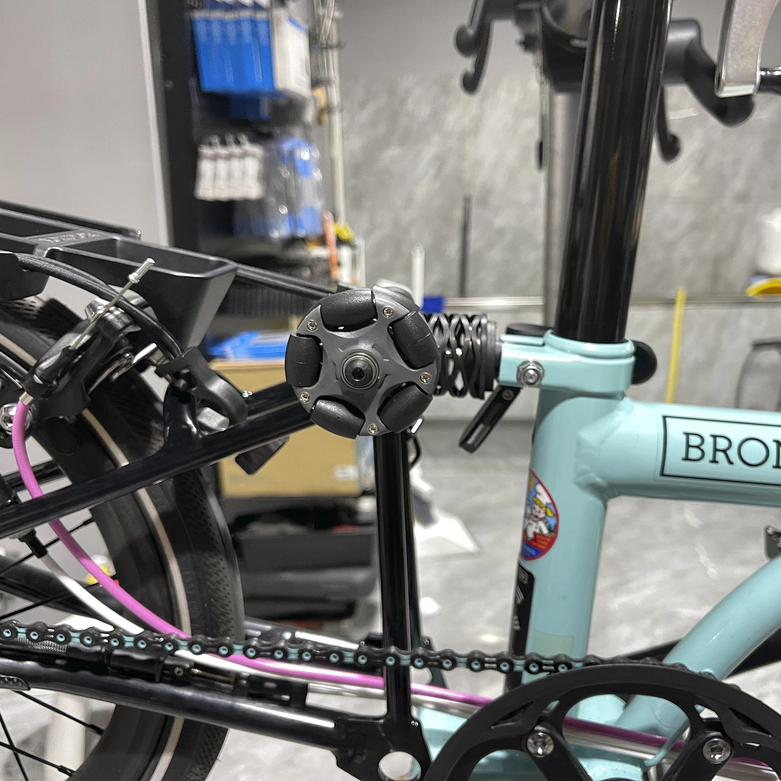 BROMPTON - オムニホイール（早い者勝ち）輪行のシーズン到来です！らくらく自由に方向転換。 Brompton ブロンプトンにオムニホィールを付けた 「生きるを