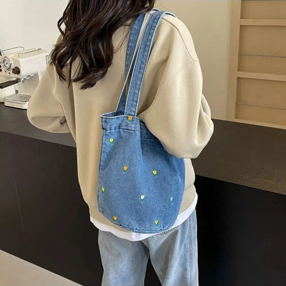 Borsa a Secchiello alla Moda, Grande Capacità, con Fiori Ricamati, Borsa a Mano Versatile, Borsa Sottobraccio da Donna - immagine 3