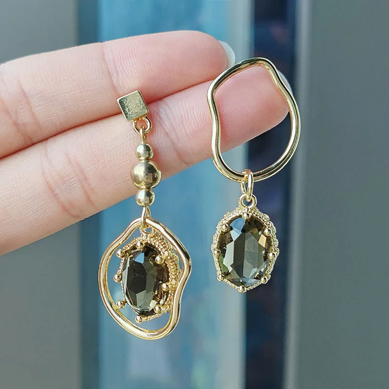 Boucle D'oreille Ancienne Vintage En Métal Doré Avec Pierre En Résine Et Cristal - Occasion