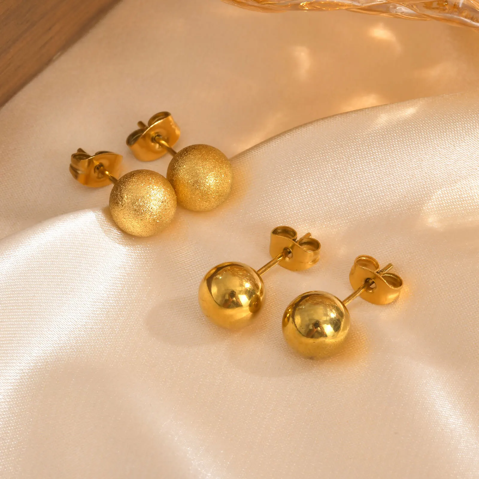 أقراط كروية كلاسيكية مقاس 8 مم للنساء، مجوهرات أذن مطلية بالذهب عيار 18 قيراط من الفولاذ المقاوم للصدأ ومضادة للحساسية