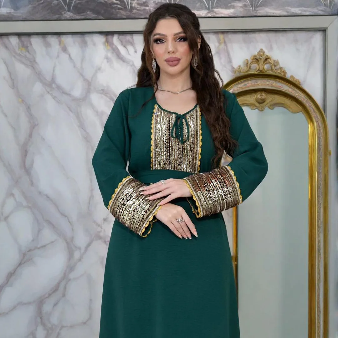 جلابية وردية بتفاصيل تراثية