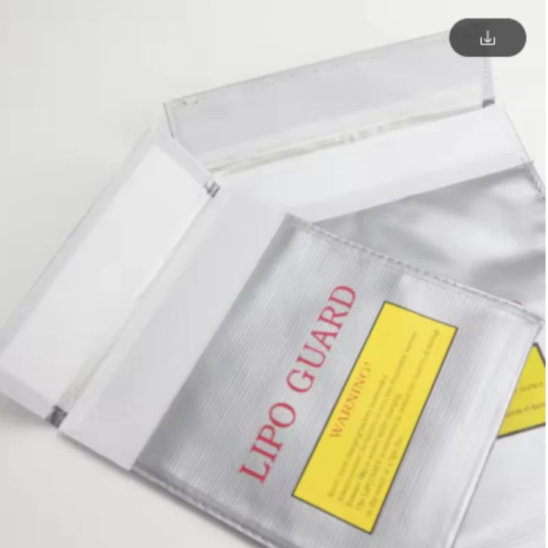 Batterie LiPo placée dans un sac de charge ignifuge, sécurité optimale pour modélisme.