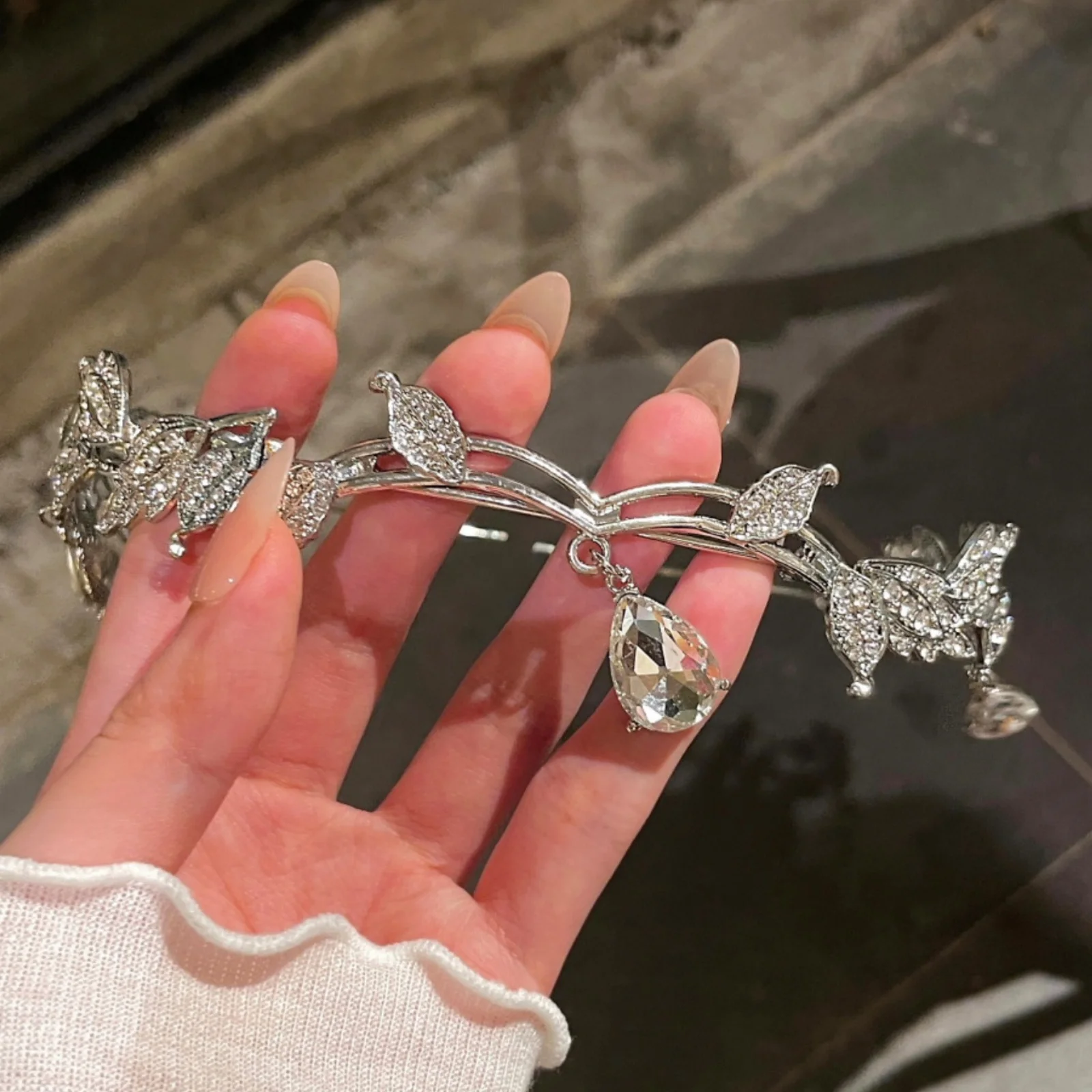 1PC Silver Crystal Leaf Bridal Headpiece,Exquisite Wedding Hair Accessory,Sparkling with Drop-shaped Gemstones, Ideal for Brides