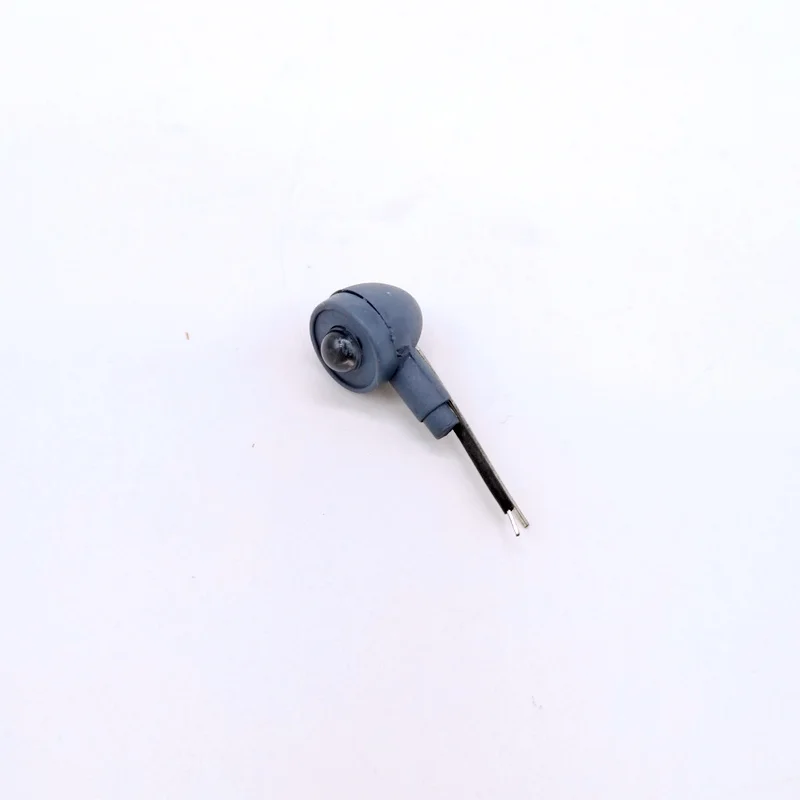 Assortiment de pièces pour robot tondeuse 3868, lames et vis métalliques sur fond vert
