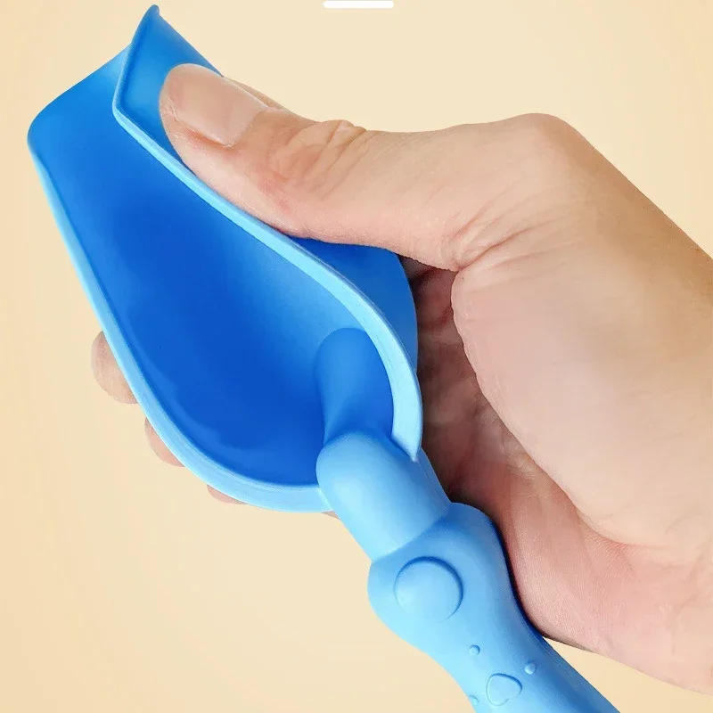 Plážová sada hraček pro děti hrající si ve vodě a plážová lopata do písku a plastový nástroj na kopání