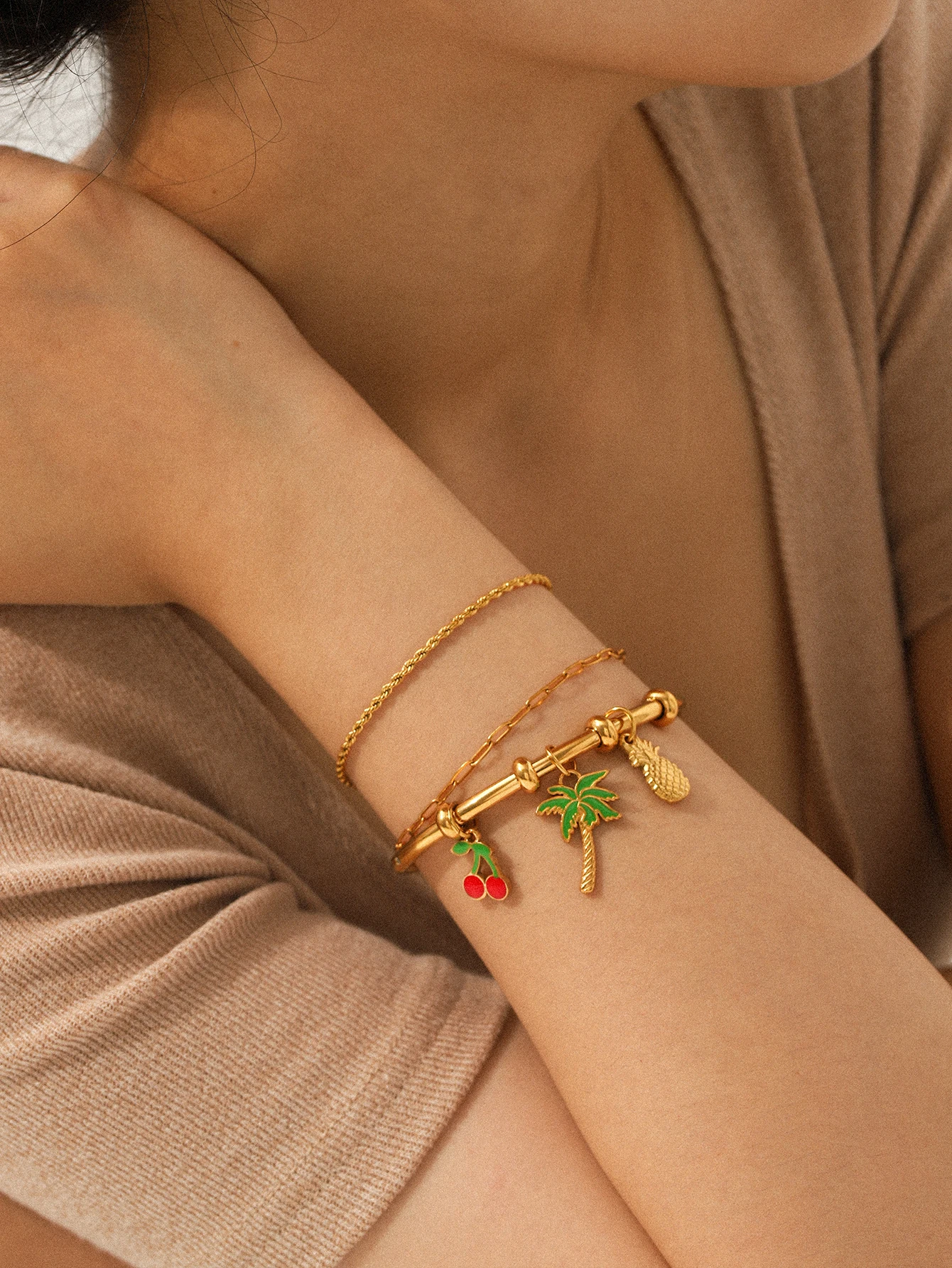 Vergoldetes Mehrschichtiges Armband-Set für Frauen mit Frucht-Anhängern (Kirsche, Zitrone), Hypoallergener Edelstahl, Tägliches Geschenk – Detail 2