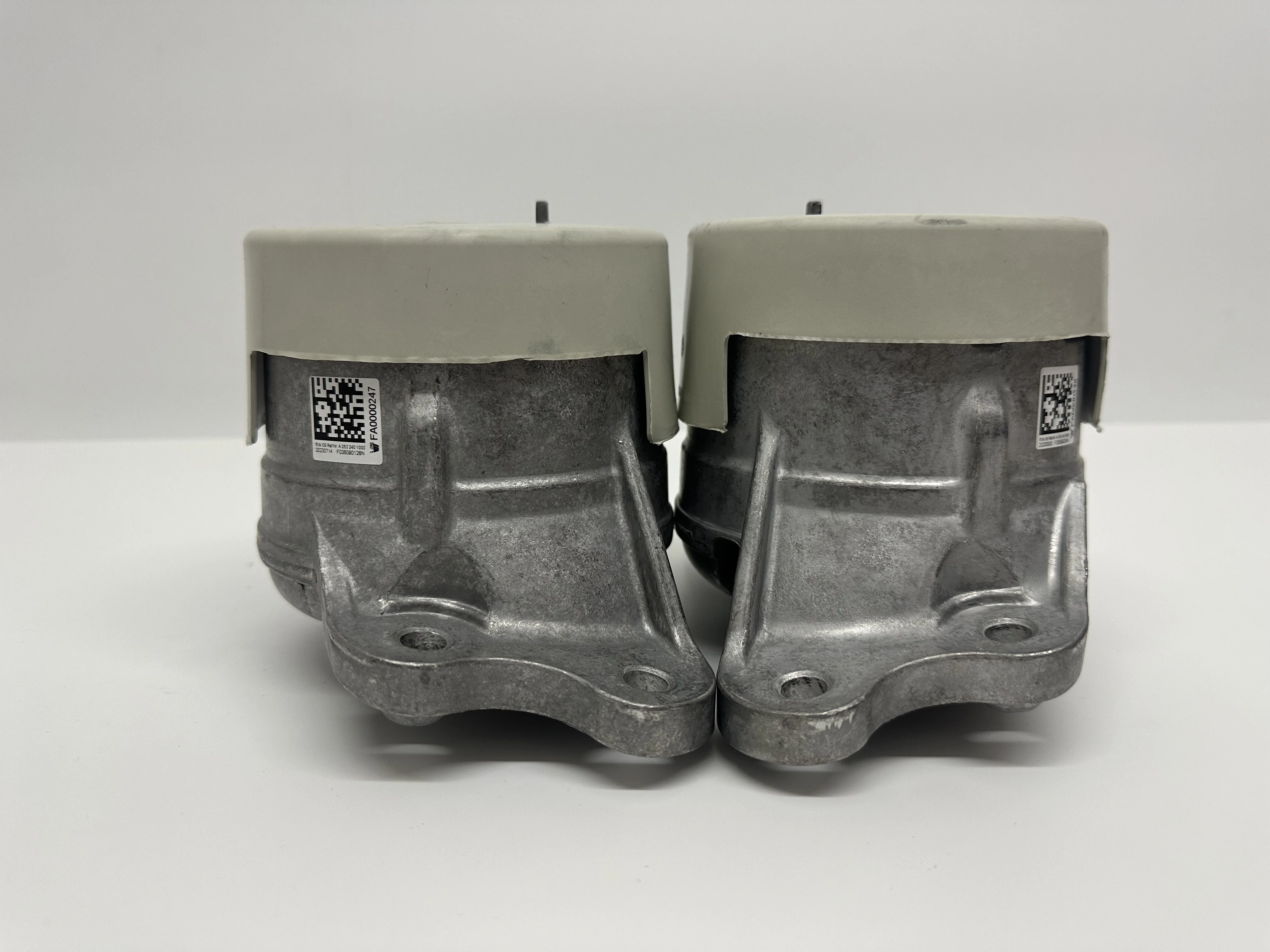 2532401000,2532400900,213240160,2132401700,Pair of price applies to Mercedes Benz GLC Class GLC43 GLC200 G260 GLC300 engine foot