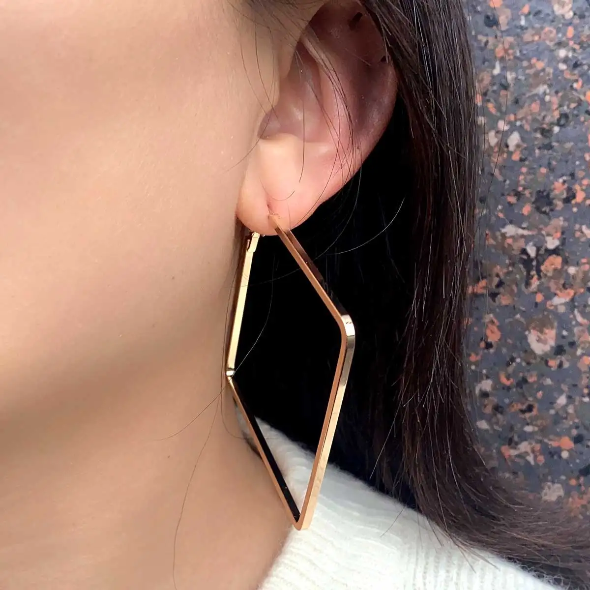 ピアス [BLACKMUSE] Gold tone craft square post Earrings Modern 18K Gold Pointed Wide Huggie Earrings – ARTEMER