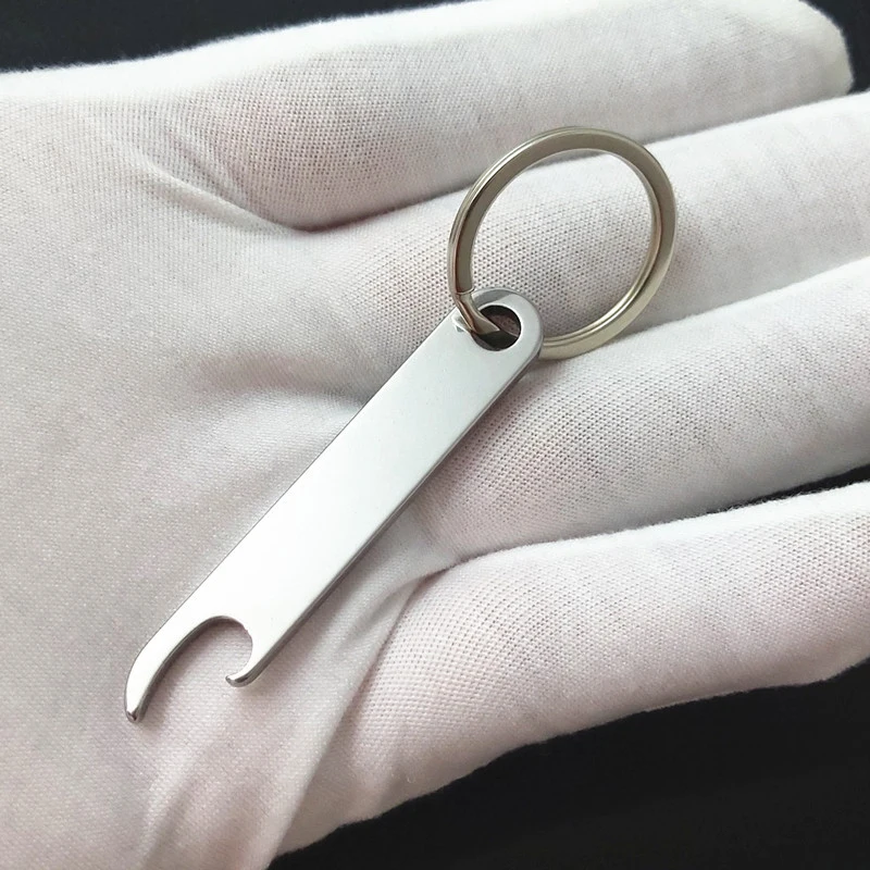 kwmobile Flesopener in sleutelvorm - Set van 2x sleutelhangers in de vorm van een sleutel - Om flessen bier of frisdrank mee te openen - In zilver