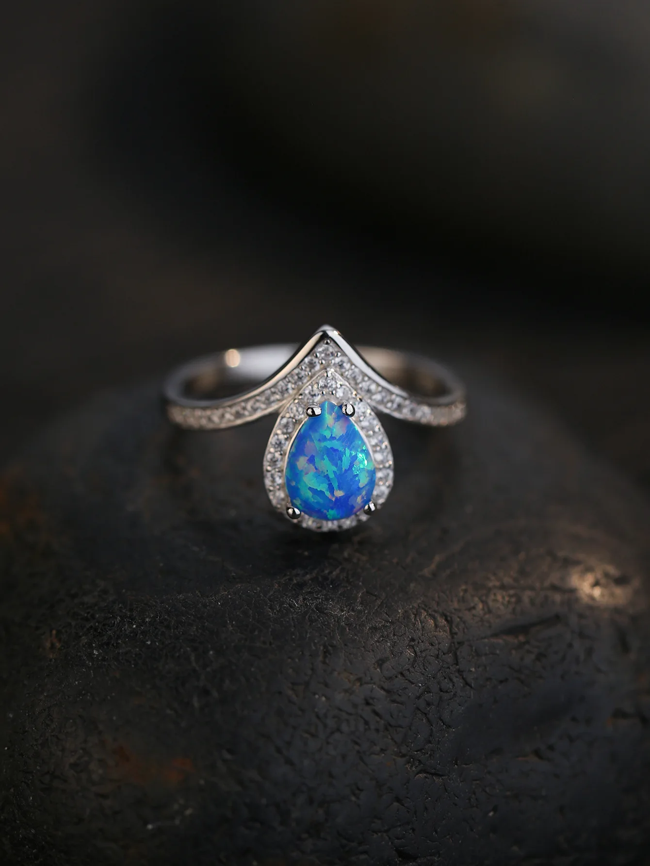 

Женское кольцо из серебра 2023 пробы, с натуральным австралийским камнем