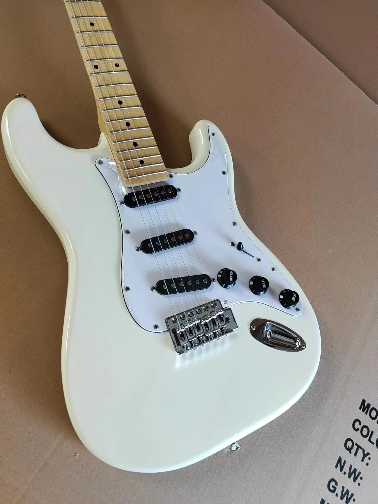 アイボリーホワイトのエレキギター、とてもスタイリッシュで美しい