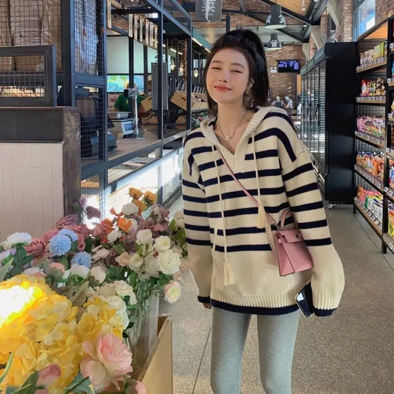 

Женский осенне-зимний вязаный свитер в полоску с капюшоном