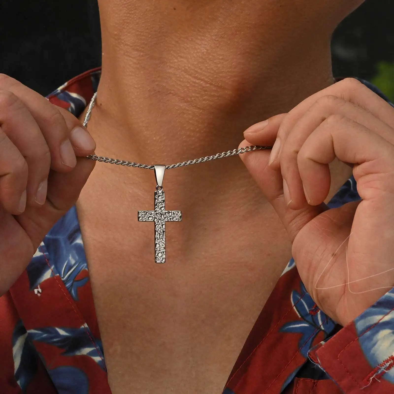 Modische Christus-Kreuz-Halskette für Männer, silberfarbener Edelstahl-Kreuz-Metallanhänger mit kubanischer Gliederkette, männliches Schmuckgeschenk – Detail 7