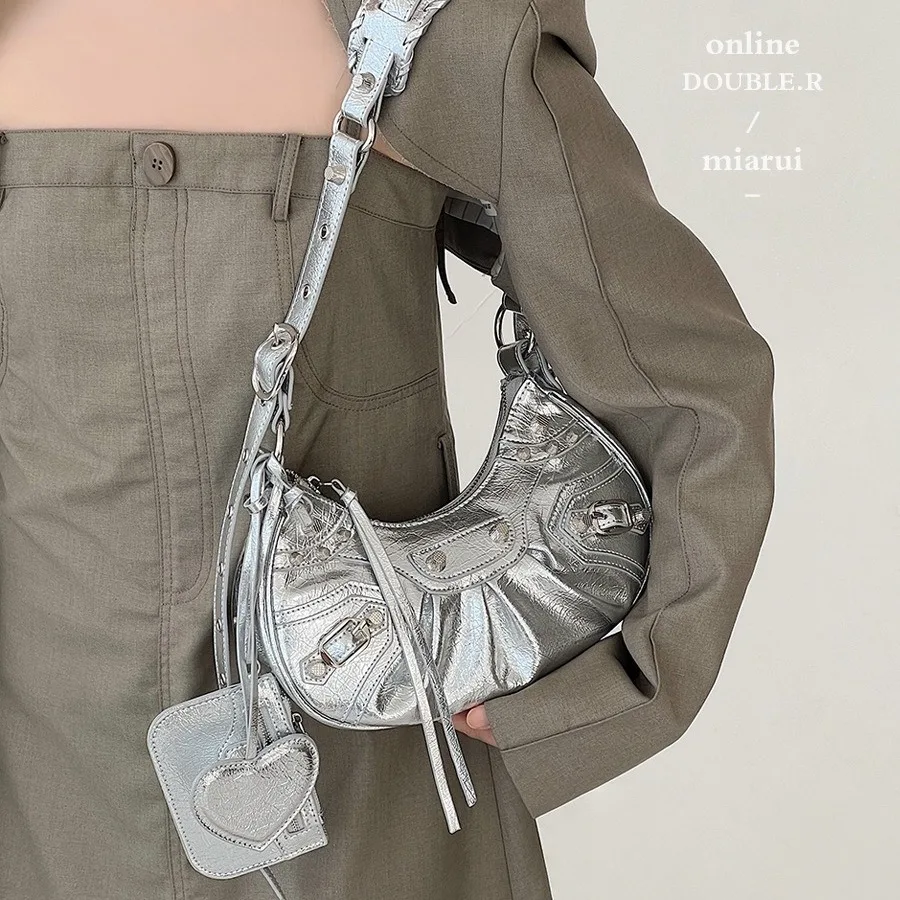 thumbnail image 1 of 2024 Nuevo bolso de motocicleta tres en uno Bolso de media luna de alta gama Bolso de axila de chica sexy Bolso cruzado con remaches, 1 of 5