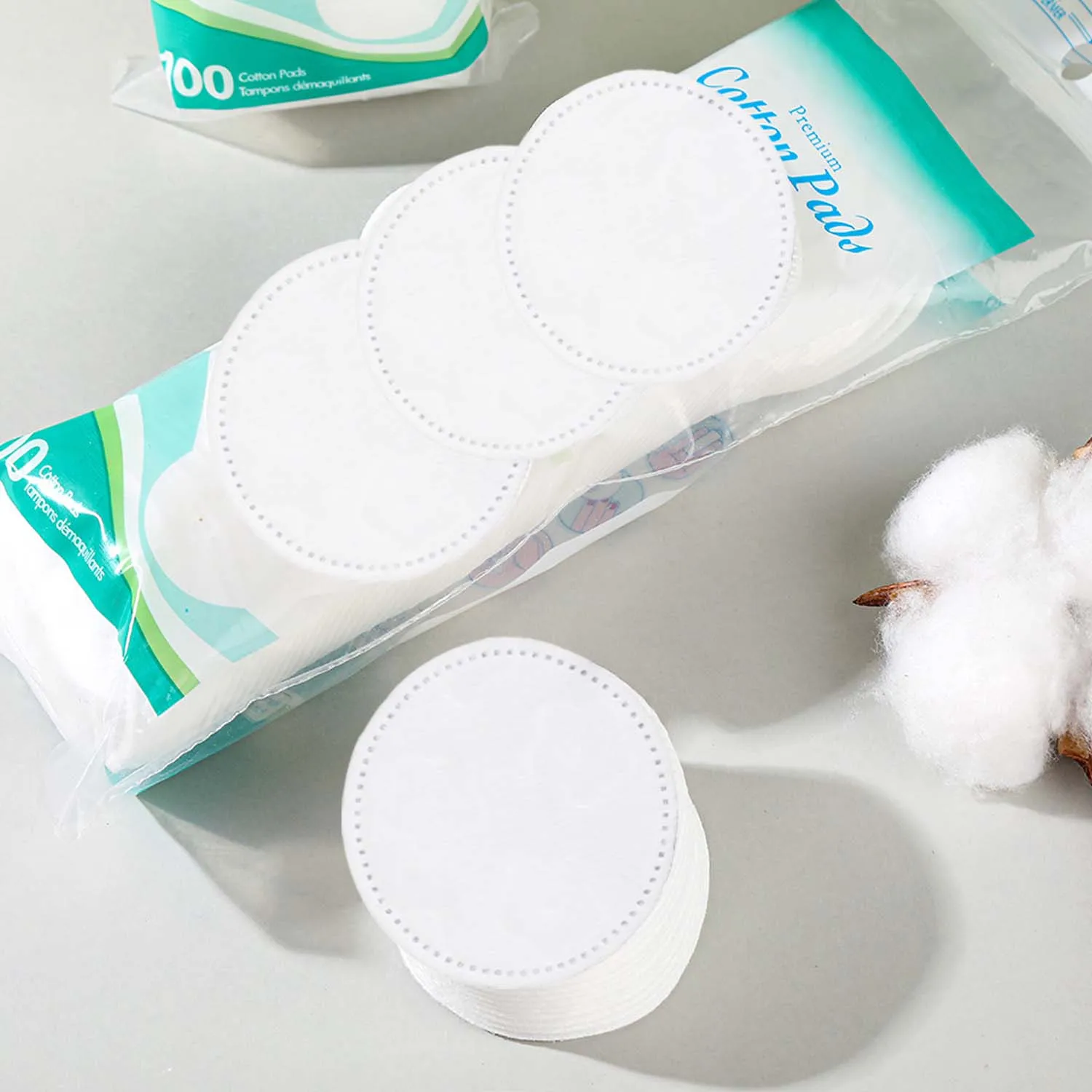 Soft Double Sided Cotton Makeup Remover Pads for Facial Cleansing