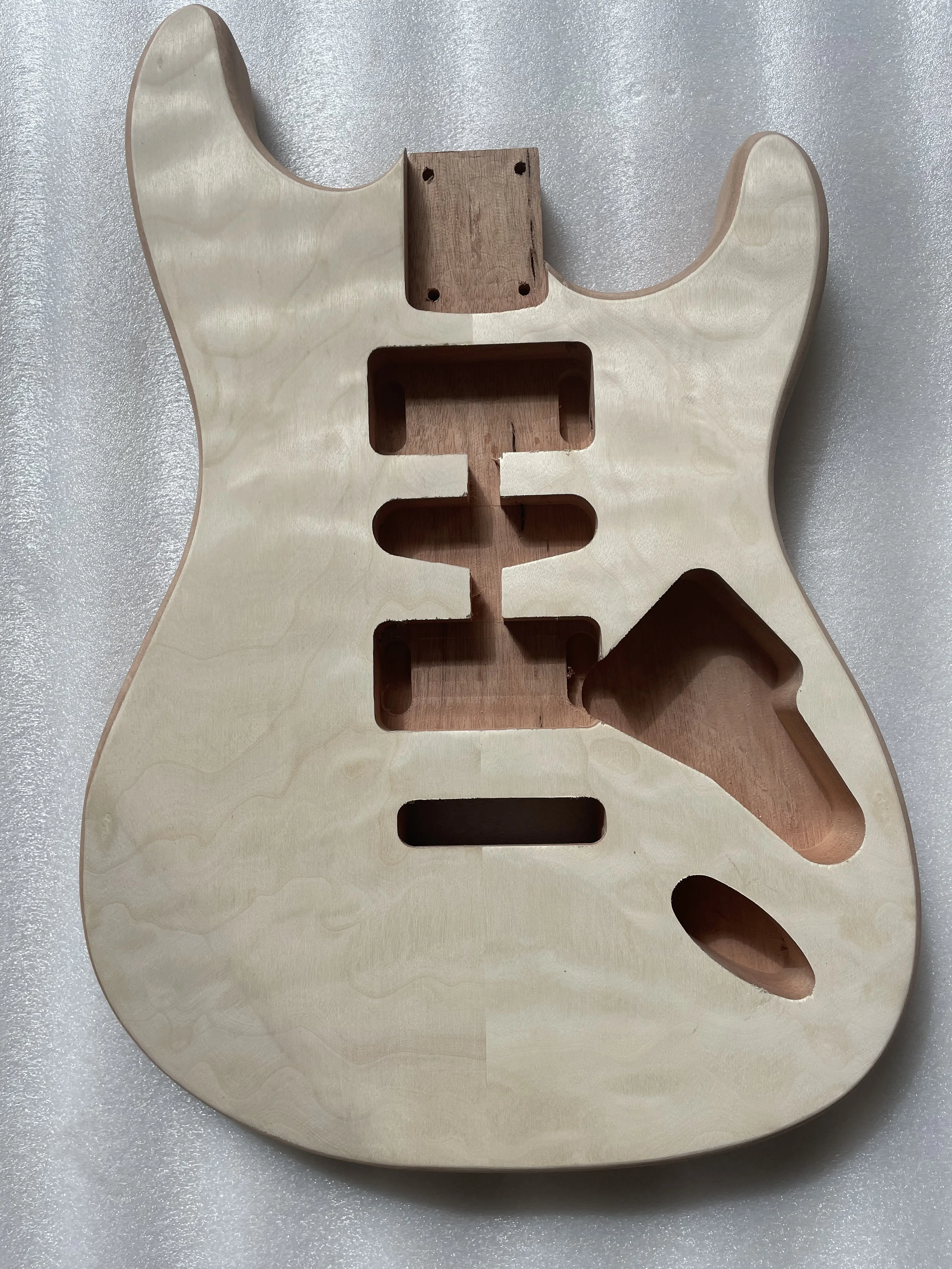 

Unfinished Handcrafted Electric Guitar Body Guitar Barrel Replacement Part Beautiful Maple Veneer 2Piece Mahogany Wood DIY Parts