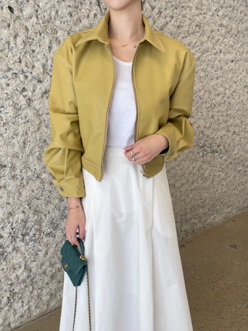 Рисунок 5 - Женская укороченная кожаная куртка на молнии