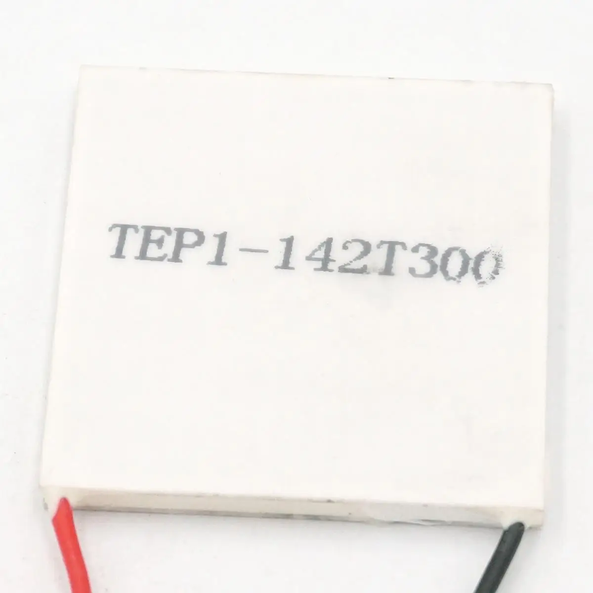 40x40mm Ceramic Heatsink Thermoelectric Cooler Peltier Cooling Plate TEP1-142T300 Refrigeration Module