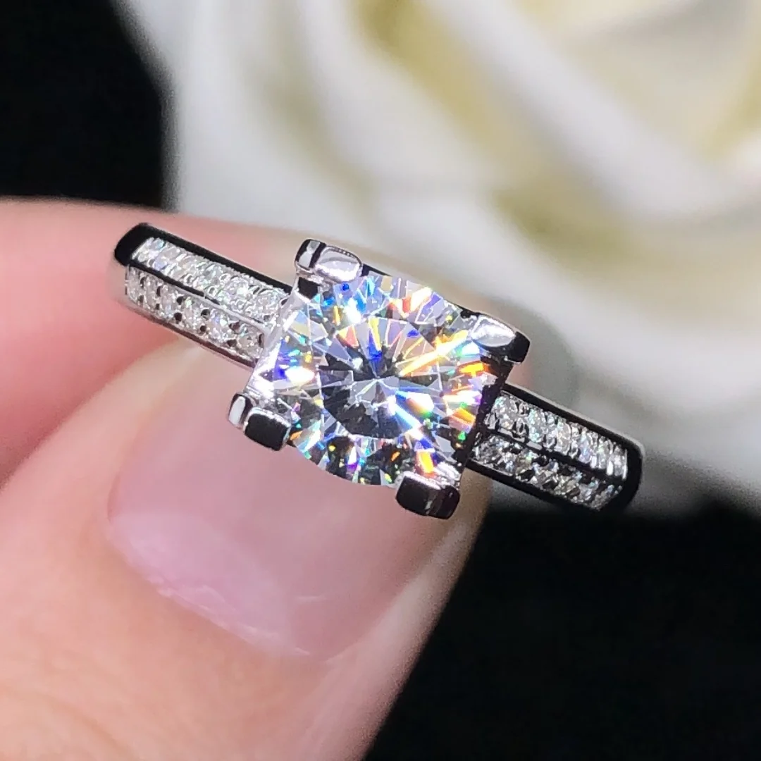 Alianza De Media Banda Con 0.70 Qt Diamantes Redondos Cultivados En Laboratorio Azules Y Blancos En Oro Blanco - VALQUÈRE