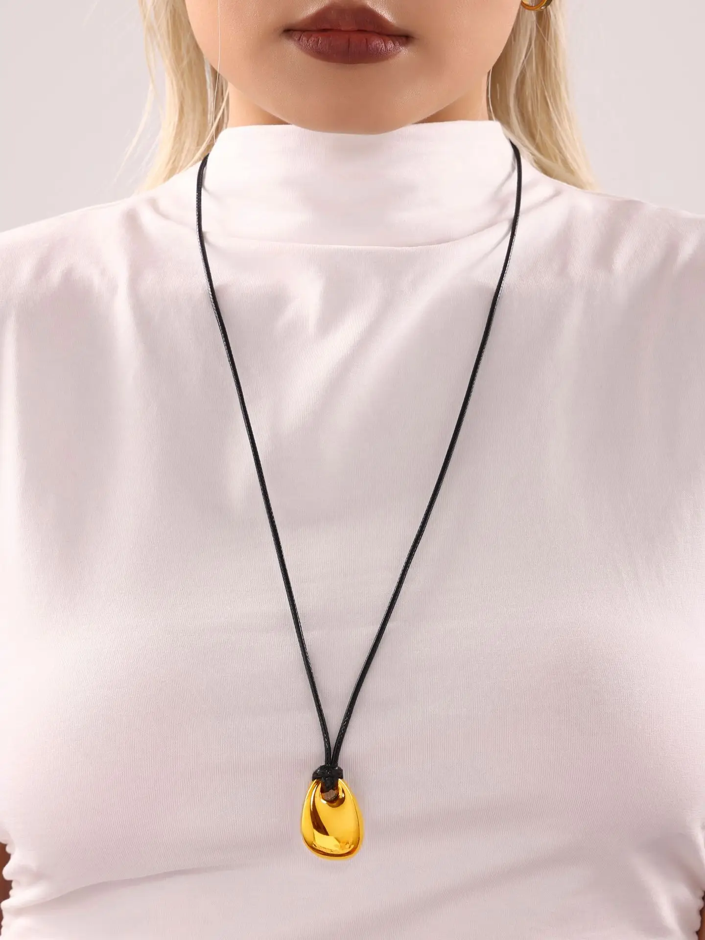 Elegante lange schwarze Seil-Halskette für Frauen, vergoldeter Edelstahl-Anhänger, wasserdichter Pullover-Charm-Schmuck, Geschenk – Detail 1