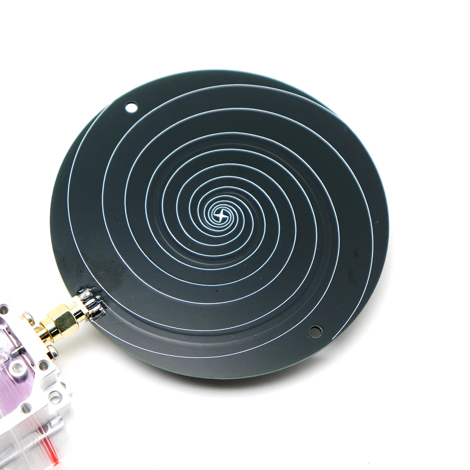Antenne omnidirectionnelle UWB posée sur une surface, montrant sa base magnétique et son connecteur SMA.