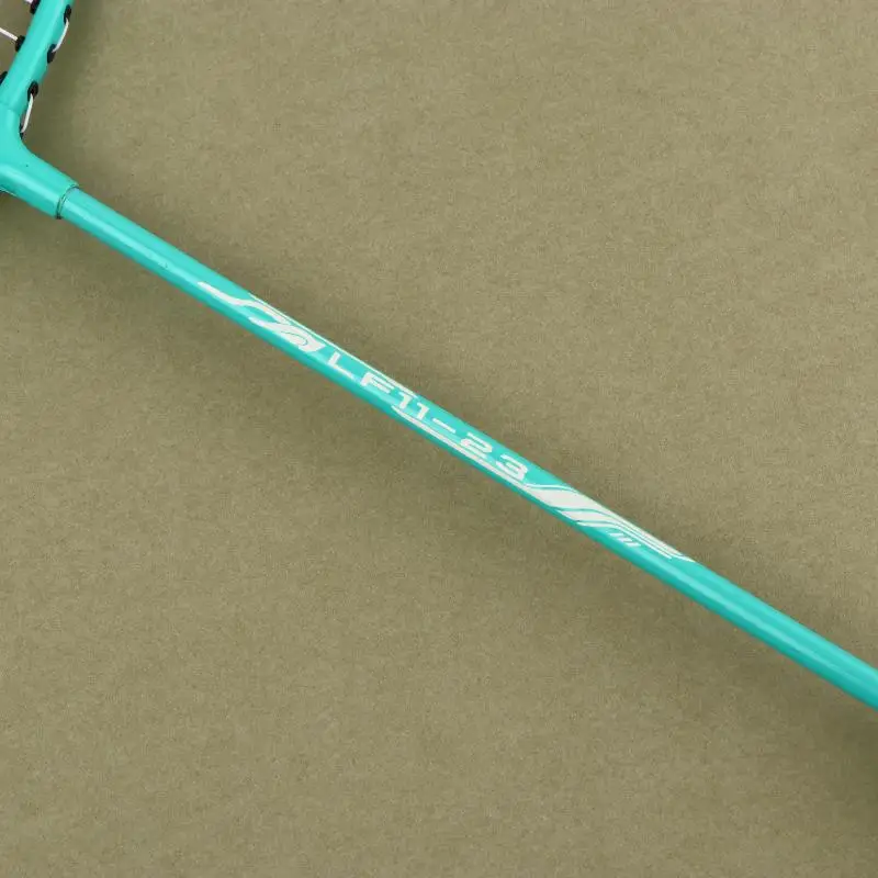 Nahaufnahme des hochfesten Materials und des Griffdesigns des Herren-Tennisschlägers.