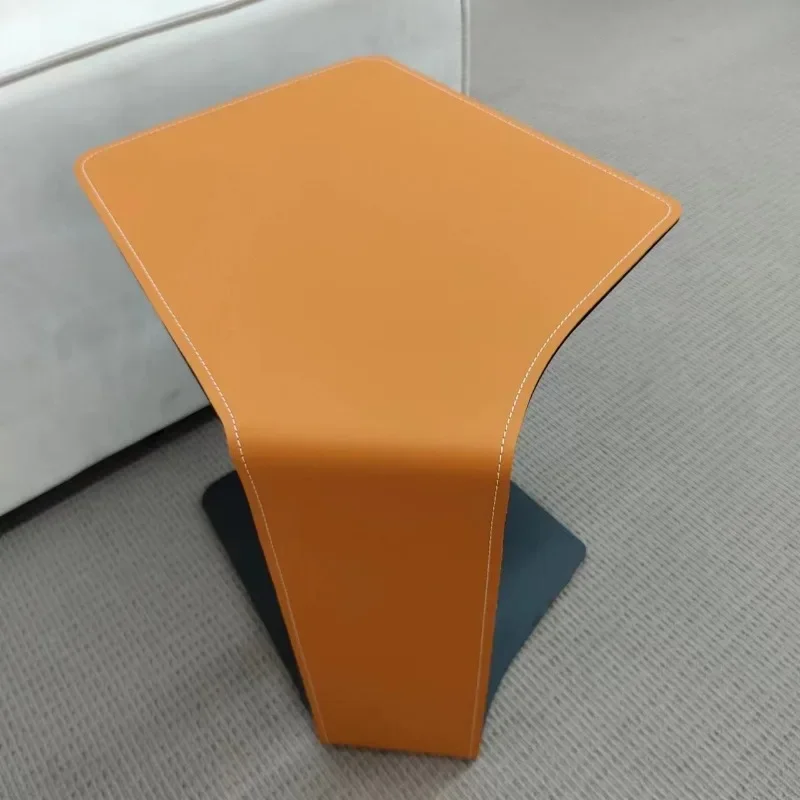 طاولة جانبية فاخرة جلد طبيعي إيطالي بتصميم عصري لغ...