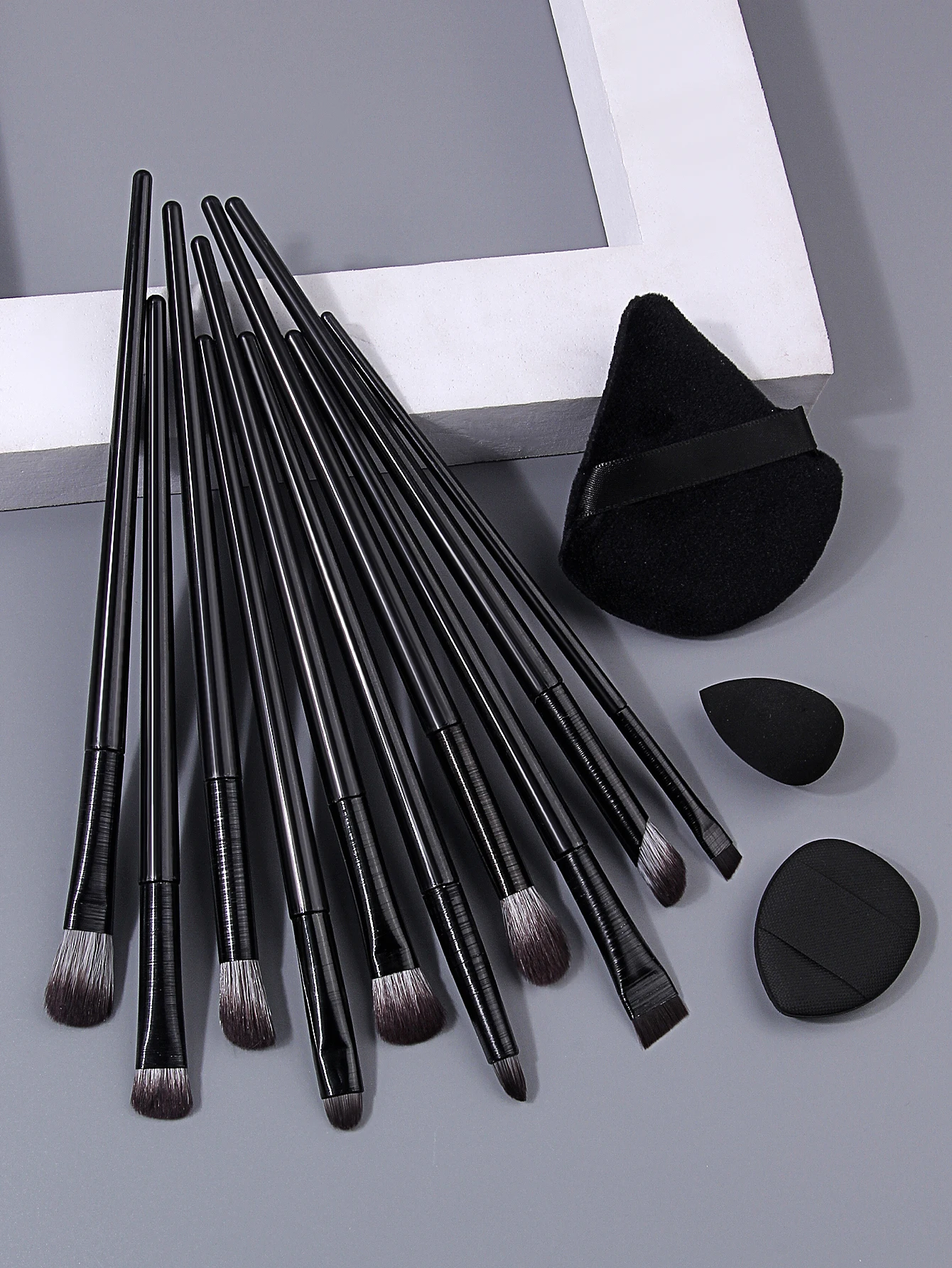 Set di Pennelli Professionali per il Trucco - Pennelli Cosmetici Morbidi e Soffici per Fondotinta, Cipria, Ombretto e Sfumatura, Strumenti di Bellezza - immagine 3