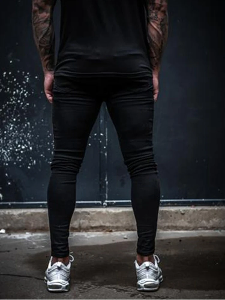 Рисунок 4 - Модные облегающие мужские брюки с боковыми полосками