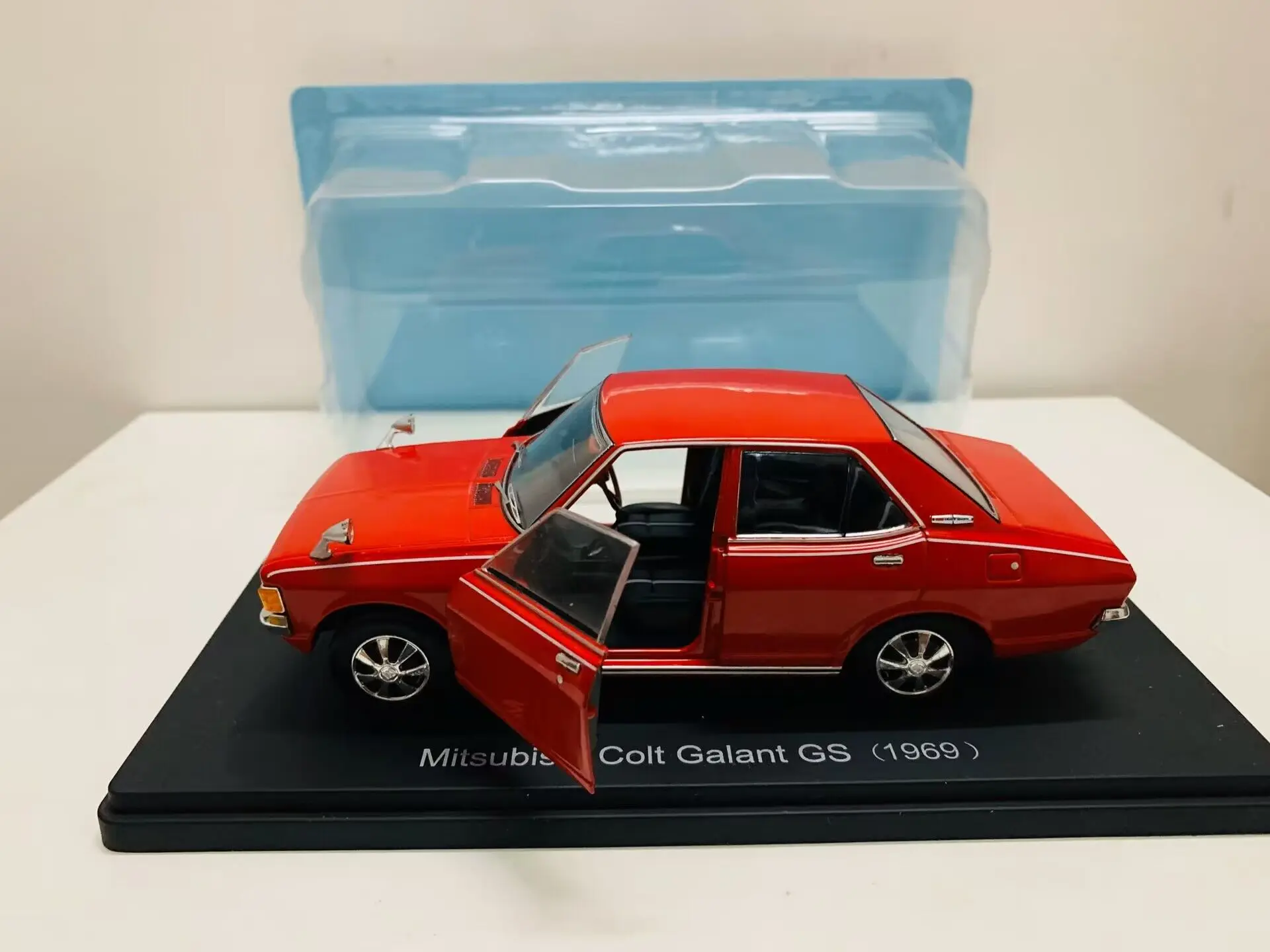 Colt Galant 1969 Red 2 Open Door 1:24 Scale Die-Cast Model Car New