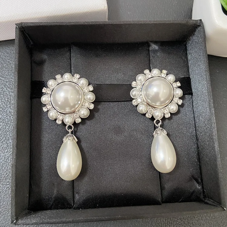 

Flower fashion catwalk earrings
