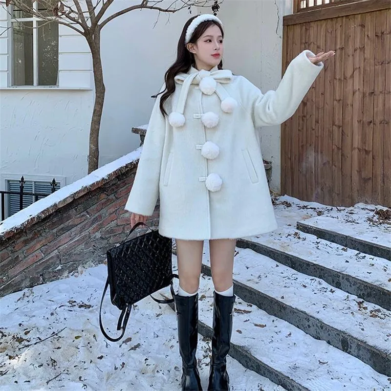 

Женское белое шерстяное пальто, модное Свободное длинное пальто с плюшевым помпоном и милым бантом, элегантное пальто знаменитости с бальной пряжкой на осень и зиму
