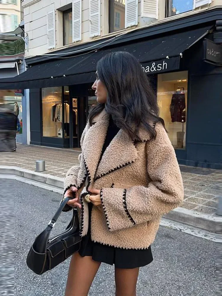 Рисунок 2 - Женское однотонное пальто на пуговицах