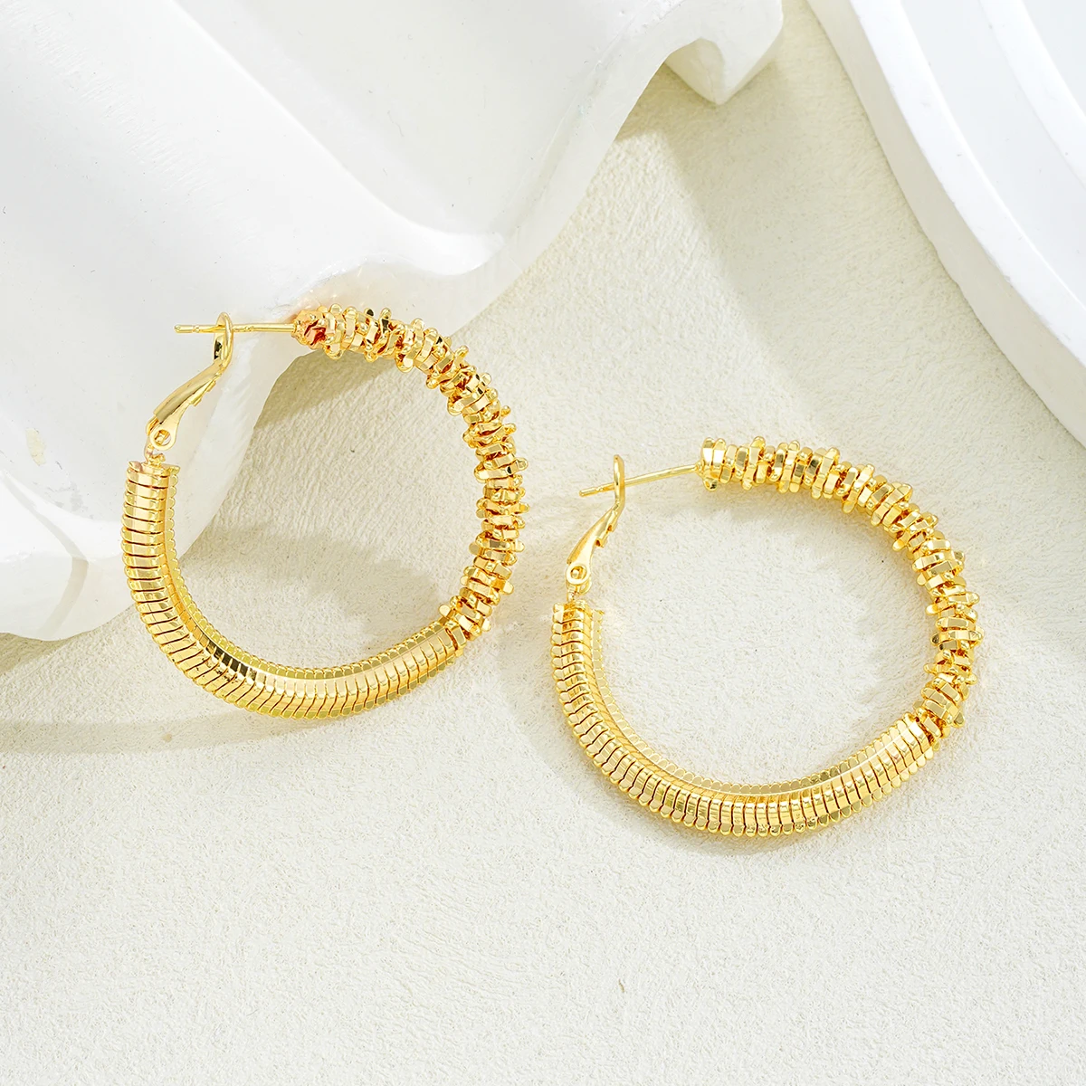 New Fashion Classic Simple Big Round Unique Design Hoop Earrings for Women Elegant Exquisite Irregular C Shape Earrings Jewelry