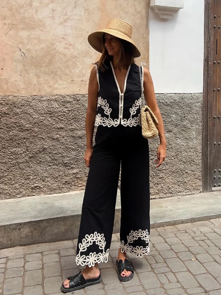 Женский комплект с жилетом с вышивкой