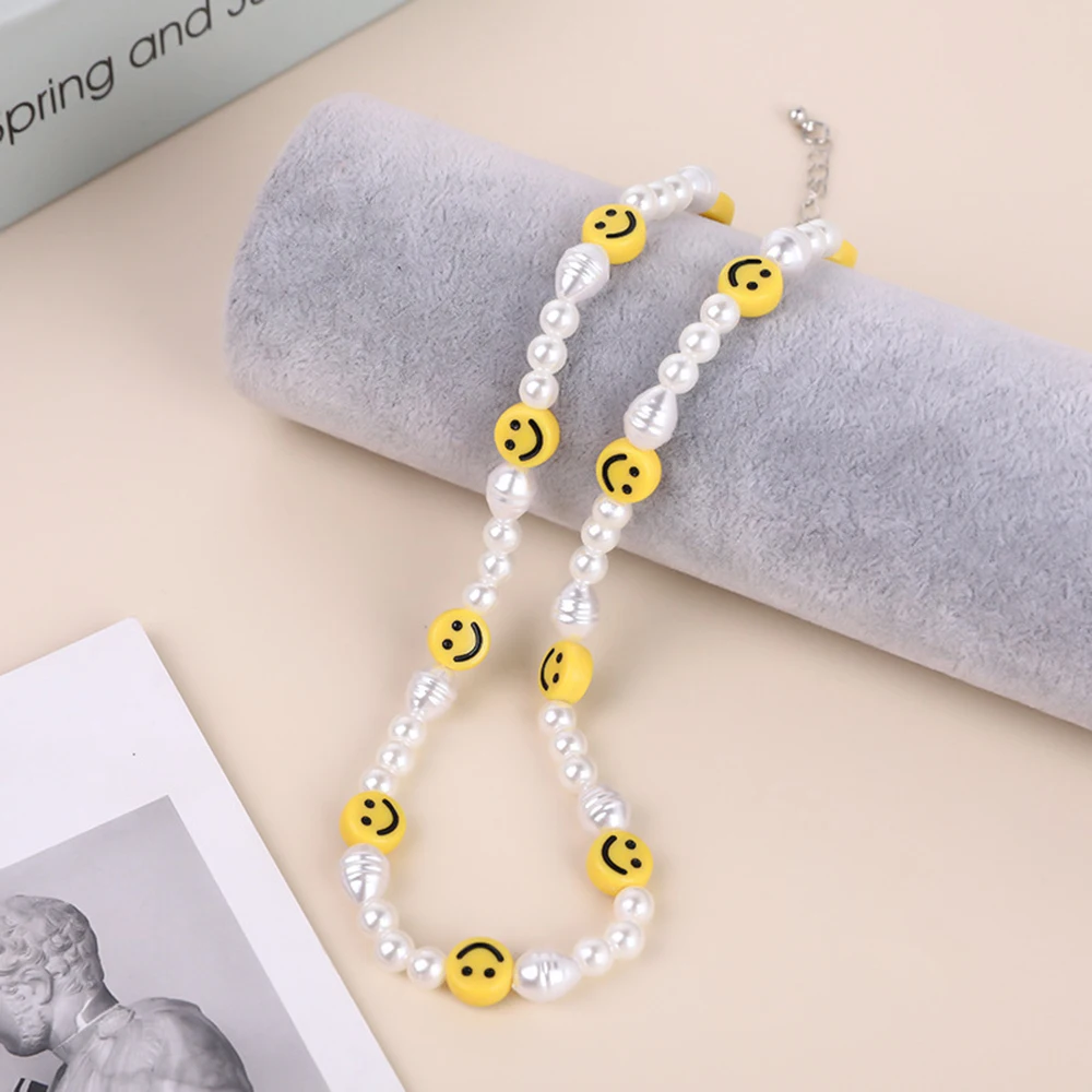 Set di gioielli con volto sorridente di perle - Styling