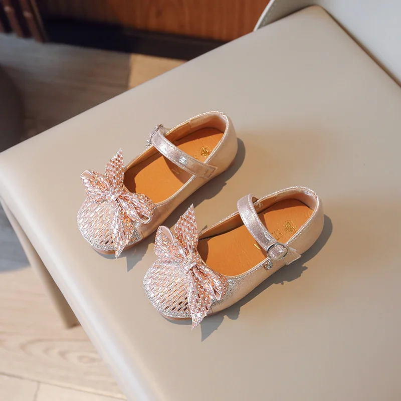 

2023 New Soft Soled Rhinestones Bow Children Leather Shoes Flat Student Princess Sandals Kids Wedding Dress Party Girls Shoes