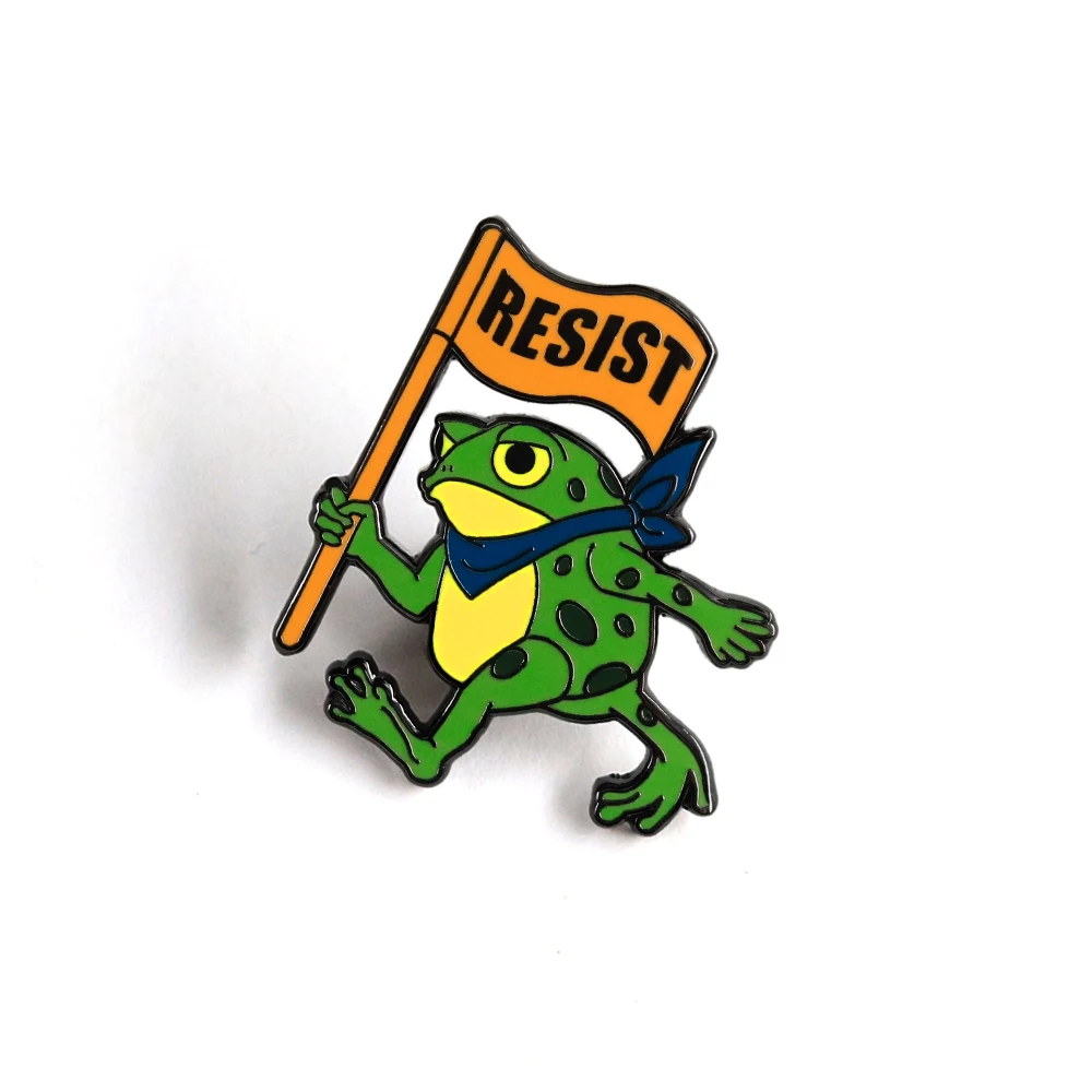 Widerstehen Sie Frosch-Emaille-Anstecknadel, Cartoon-Frosch, der ein Banner-Abzeichen für Kleidung und Taschen hält, Event-Accessoires, einzigartiges Geschenk – Detail 1