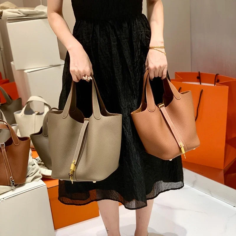 

Minimalist and Large Capacity Tote Bag Commuter Bag Fashion Shopping Bag Water Bucket Women's Handbag