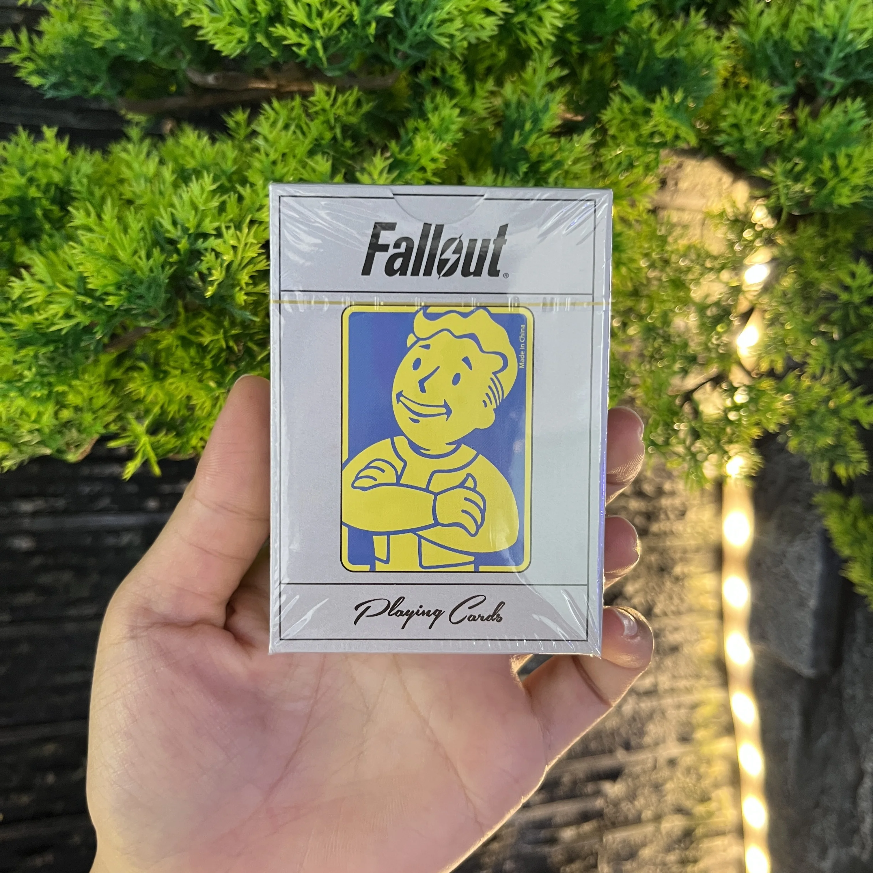 Jeu de cartes à jouer Fallout avec Vault Boy Art, conception post-apocalyptique emblématique pour les fans des joueurs, jeu classique en carton durable