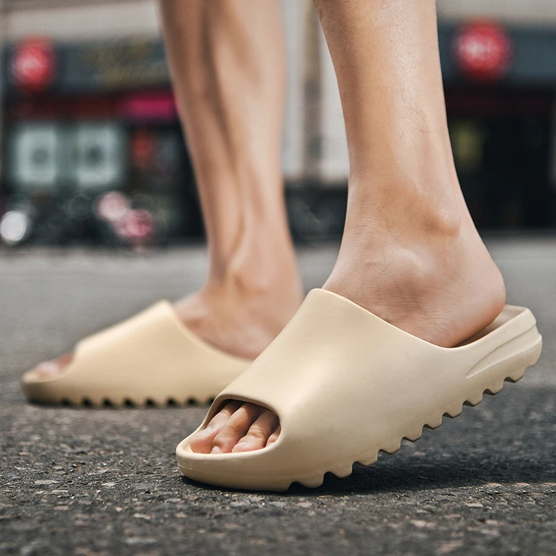 

New Summer Cool Water Flip Flops Men High Quality Soft Light Massage Beach Slippers Fashion Man Casual Shoes Yzy Zapatos Hombre