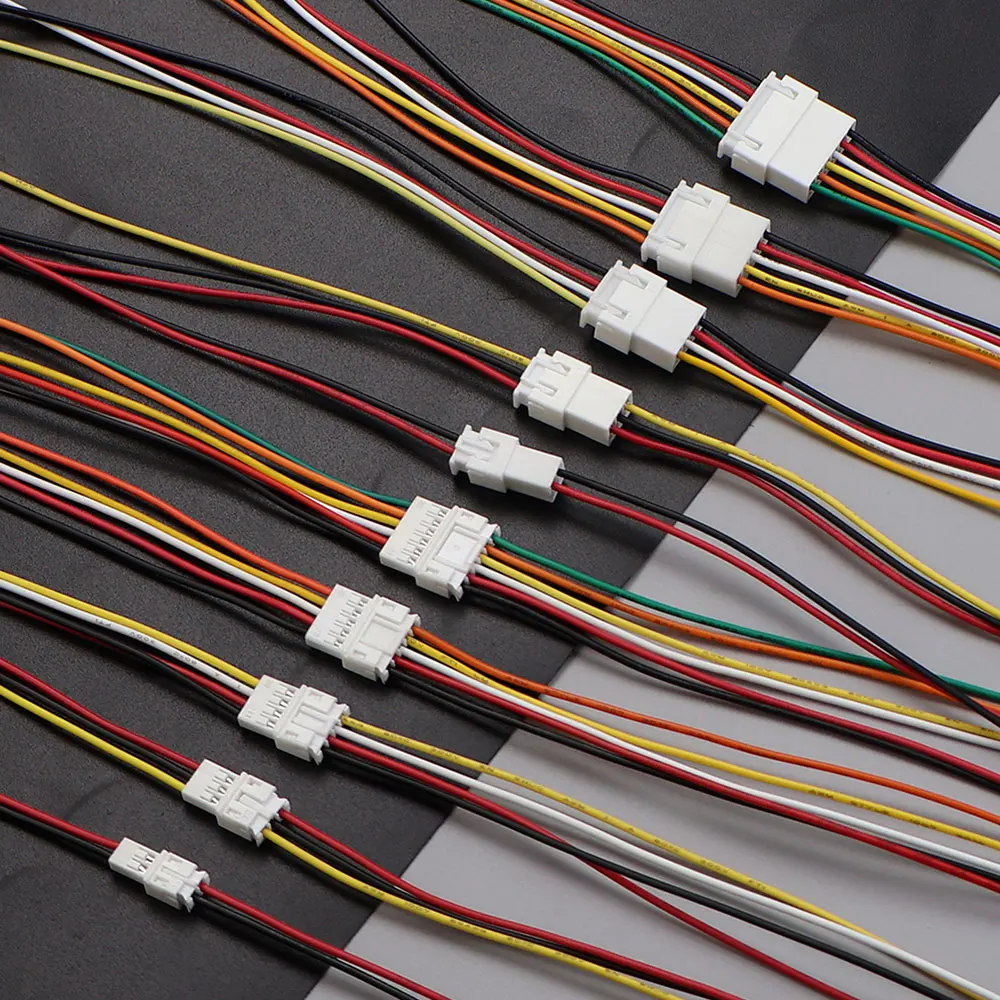 Connecteurs XH2.54 mâle pour batteries de drone, embouts métalliques visibles.